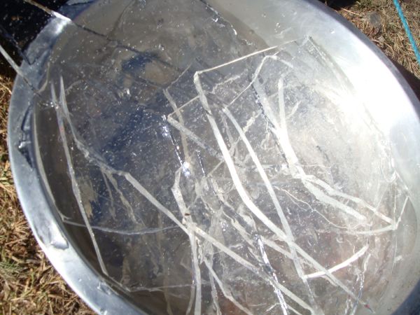 有人提到「綠豆湯理論」，所以我們把油婆蘭地上層的冰塊取了回來，冰化了後水質真的較乾淨。